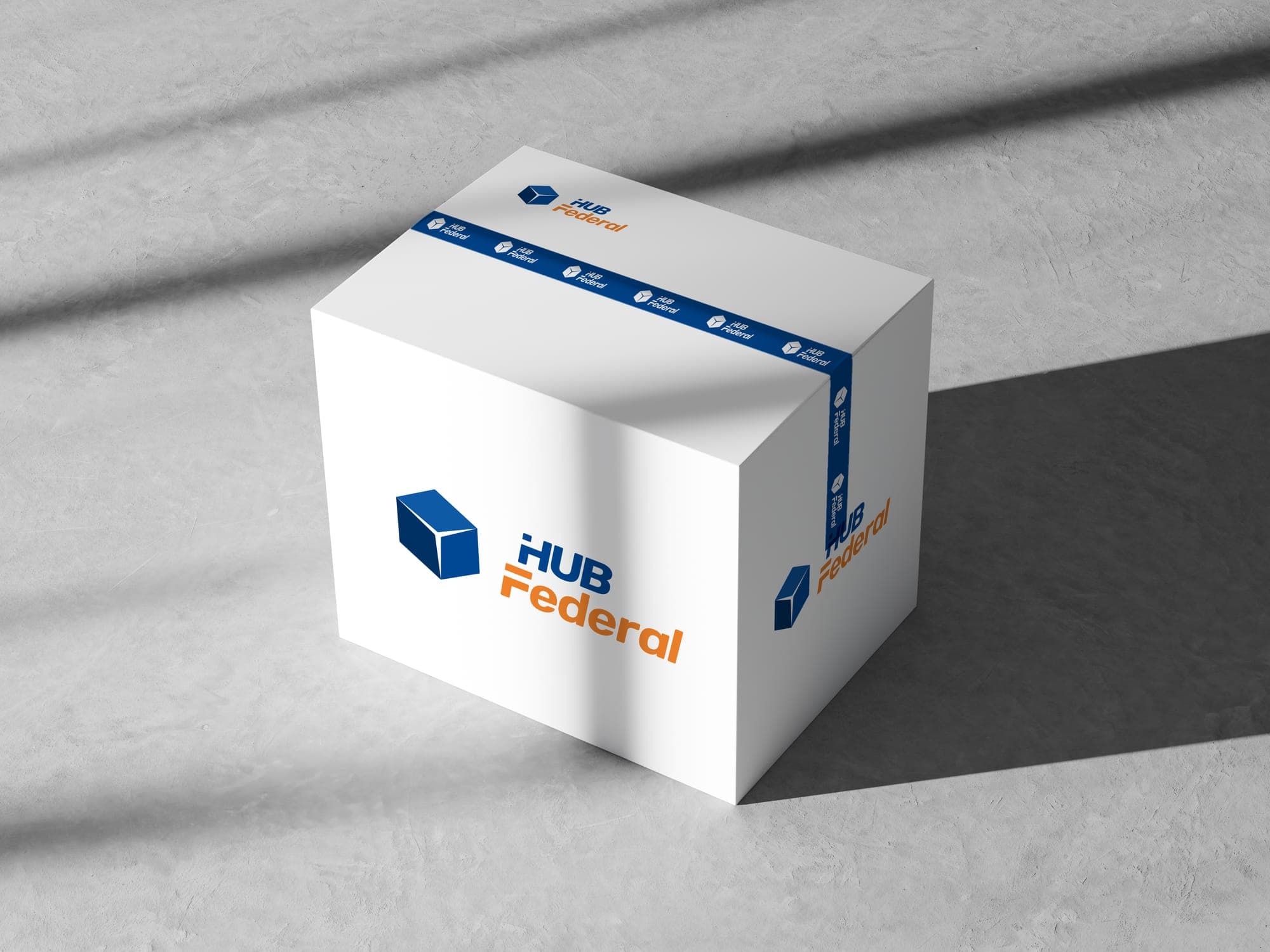 Caja de cartón con el logo de Hub Federal y cinta de embalaje de la marca